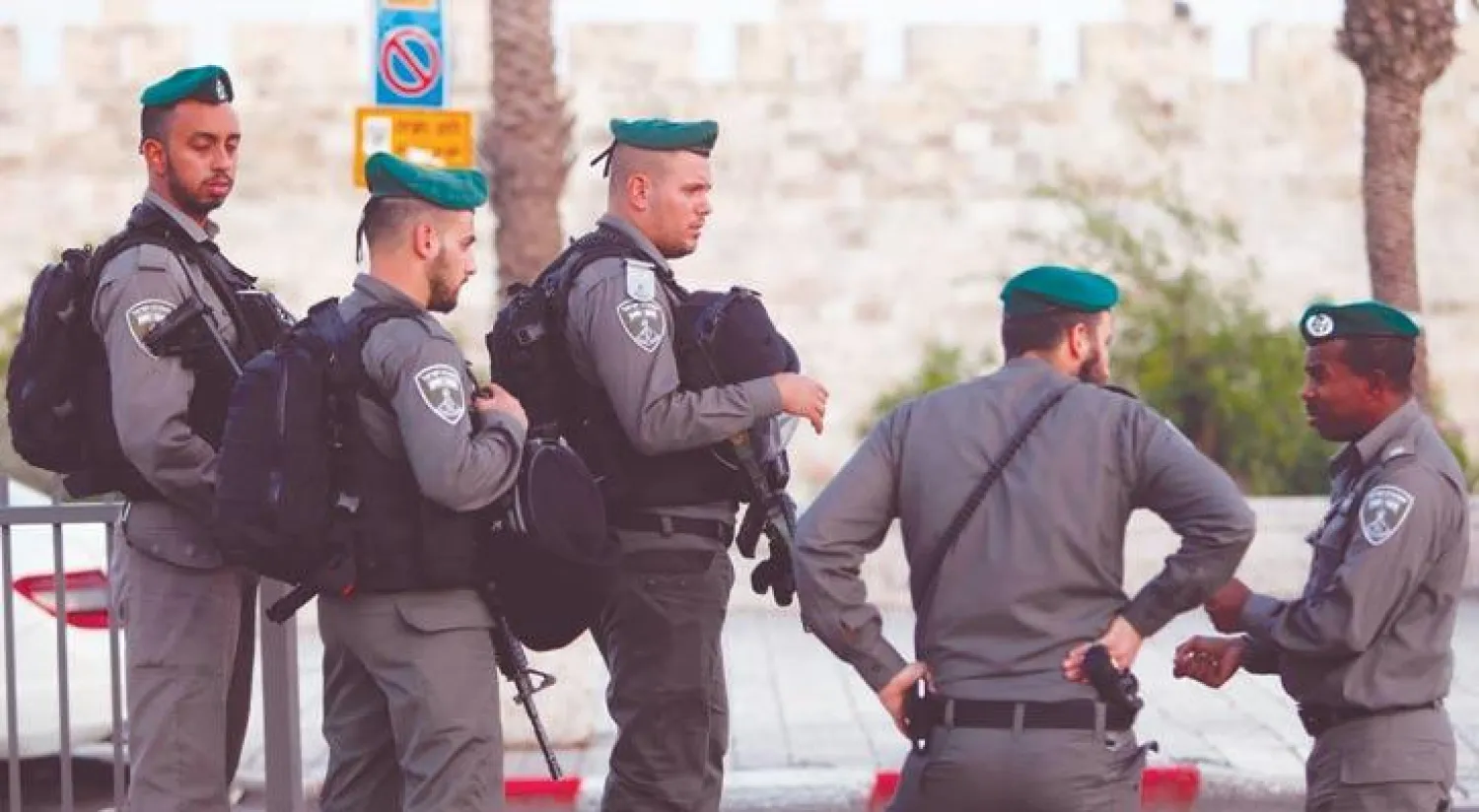 عناصر من حرس الحدود الإسرائيلي قرب «بوابة دمشق» في القدس القديمة حيث قتلت الشرطة أمس فلسطينية اتهمتها بمحاولة طعن شرطي (أ.ف.ب)