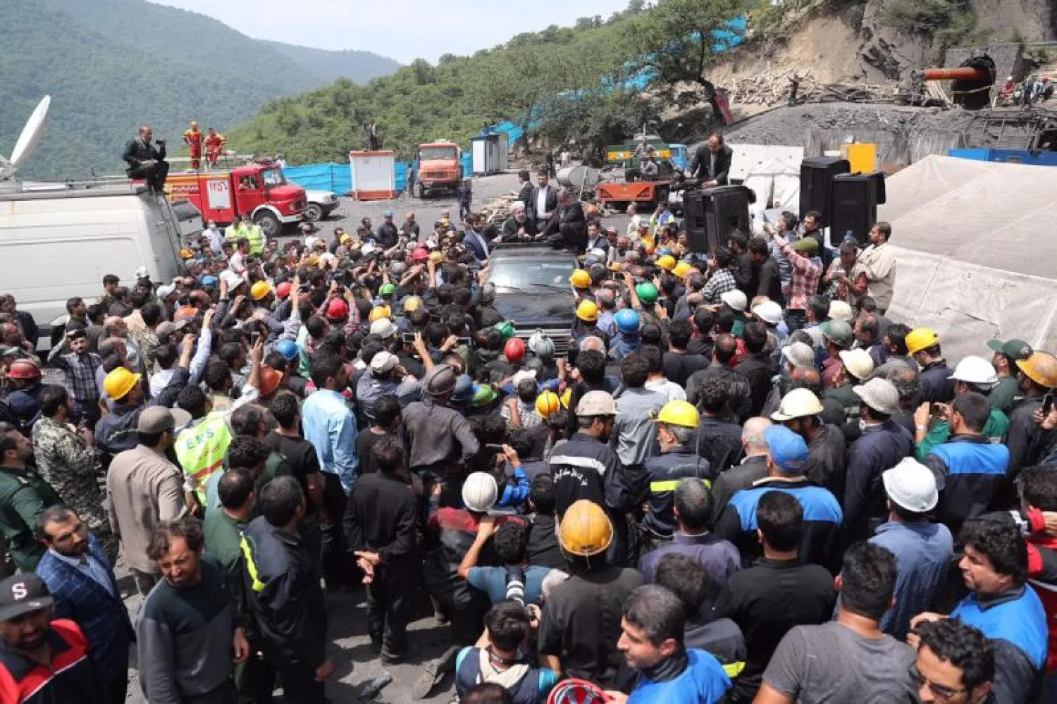 روحاني في موقع انهيار المنجم (أ.ف.ب)