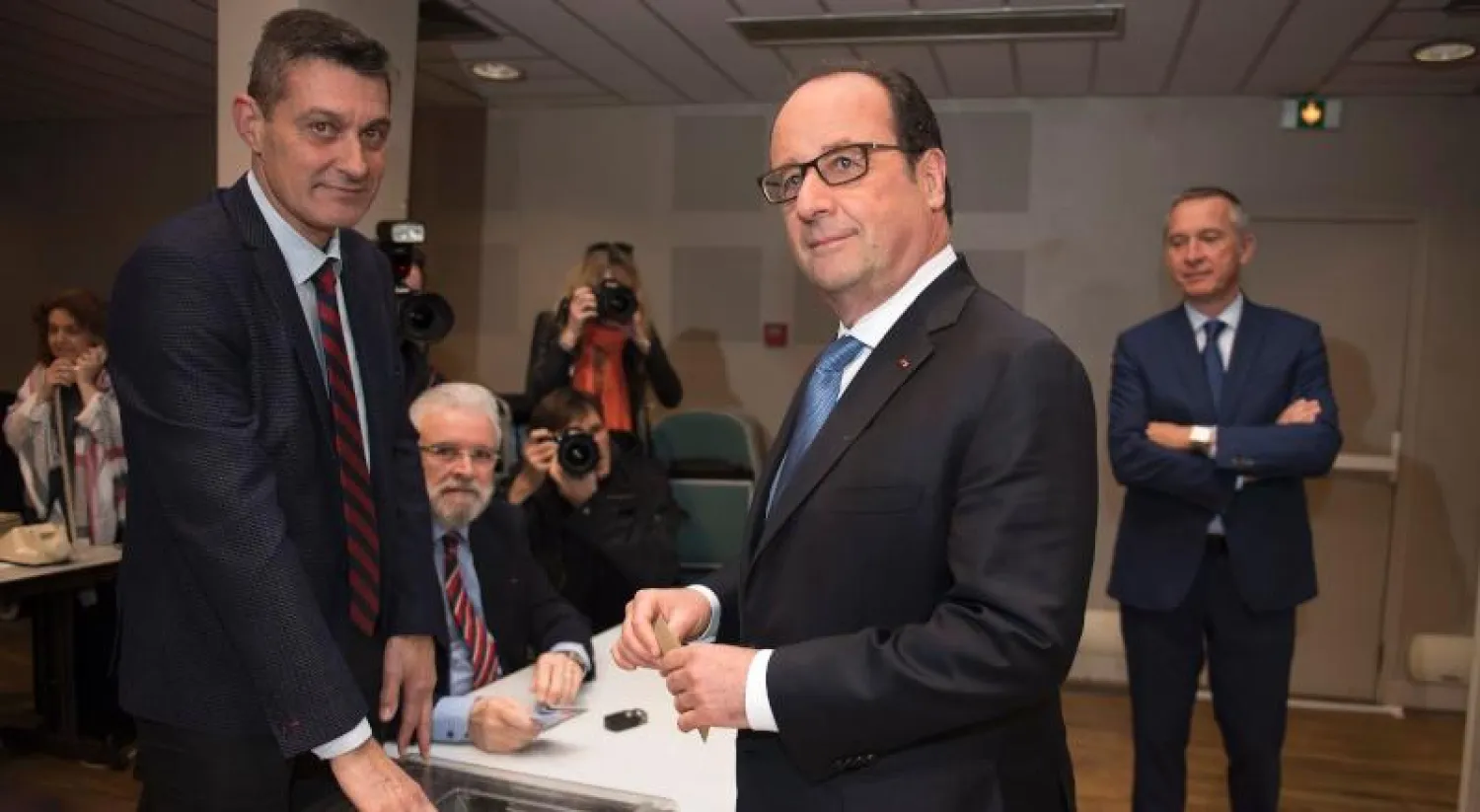 الرئيس الفرنسى المنتهية ولايته فرنسوا هولاند يدلي بصوته في مركز اقتراع في تول وسط فرنسا (أ.ف.ب)