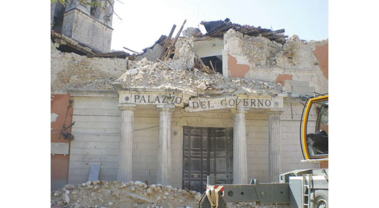 البحث بين الأنقاض عن الأعمال الفنية