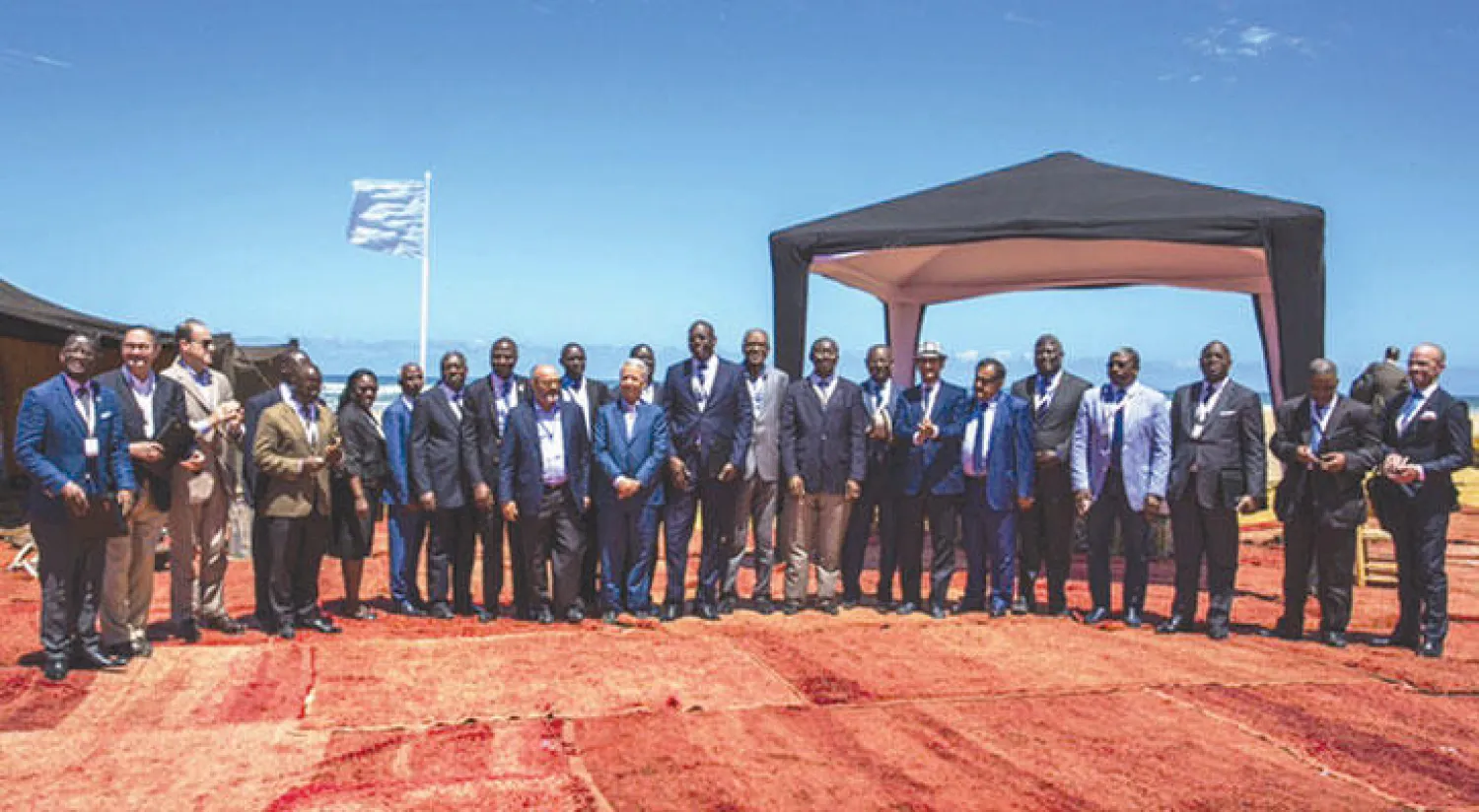 رئيس مؤسسة «الموكار» فاضل بنيعيش ووزير السياحة محمد ساجد يتوسطان سفراء الدول المشاركين في «منتدى الاستثمار الأخضر» في طانطان المغربية