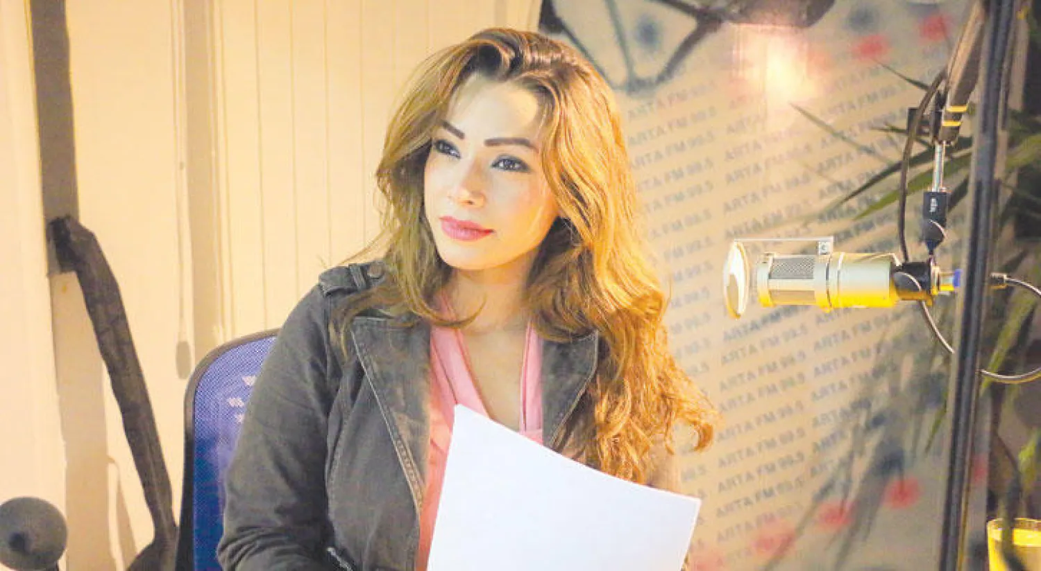 المذيعة شيرين إبراهيم في مقر استوديو إذاعة «آرتا إف إم» في بلدة عامودا بالحسكة