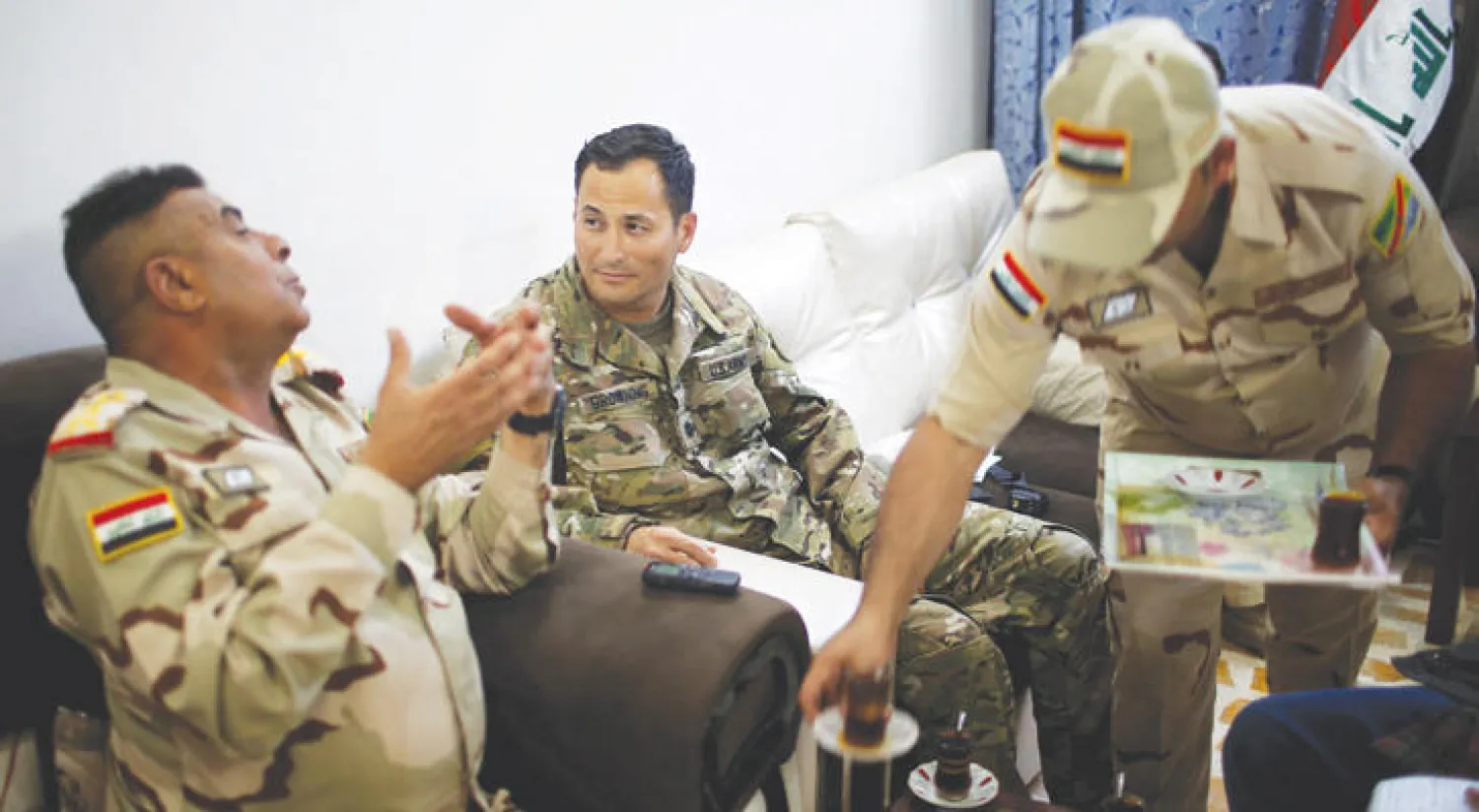 براونينغ يستمع إلى المالكي في قاعدة مشتركة جنوب غربي الموصل (رويترز)