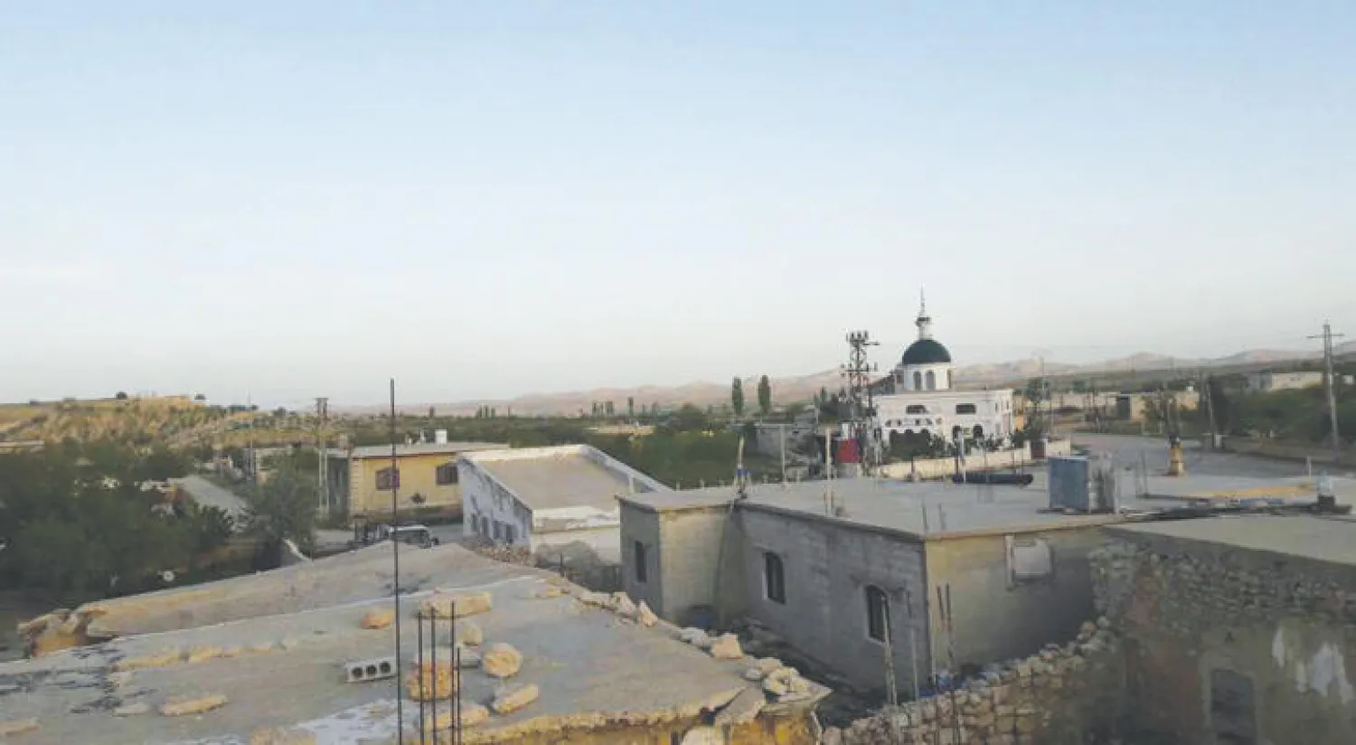 بلدة الطفيل المتداخلة مع الأراضي اللبنانية («الشرق الأوسط»)