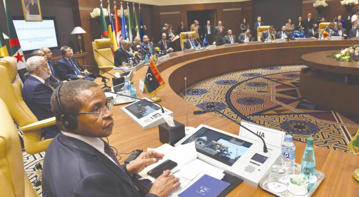 جانب من اجتماع دول جوار ليبيا الذي احتضنته العاصمة الجزائرية أمس (أ.ف.ب)