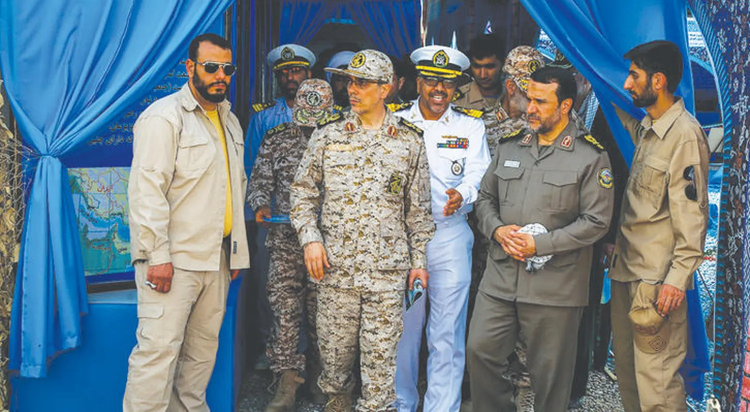 رئيس الأركان الإيراني اللواء محمد باقري خلال أولى جولاته إلى المناطق الحدودية بعد تعيينه في فبراير الماضي (دفاع برس)