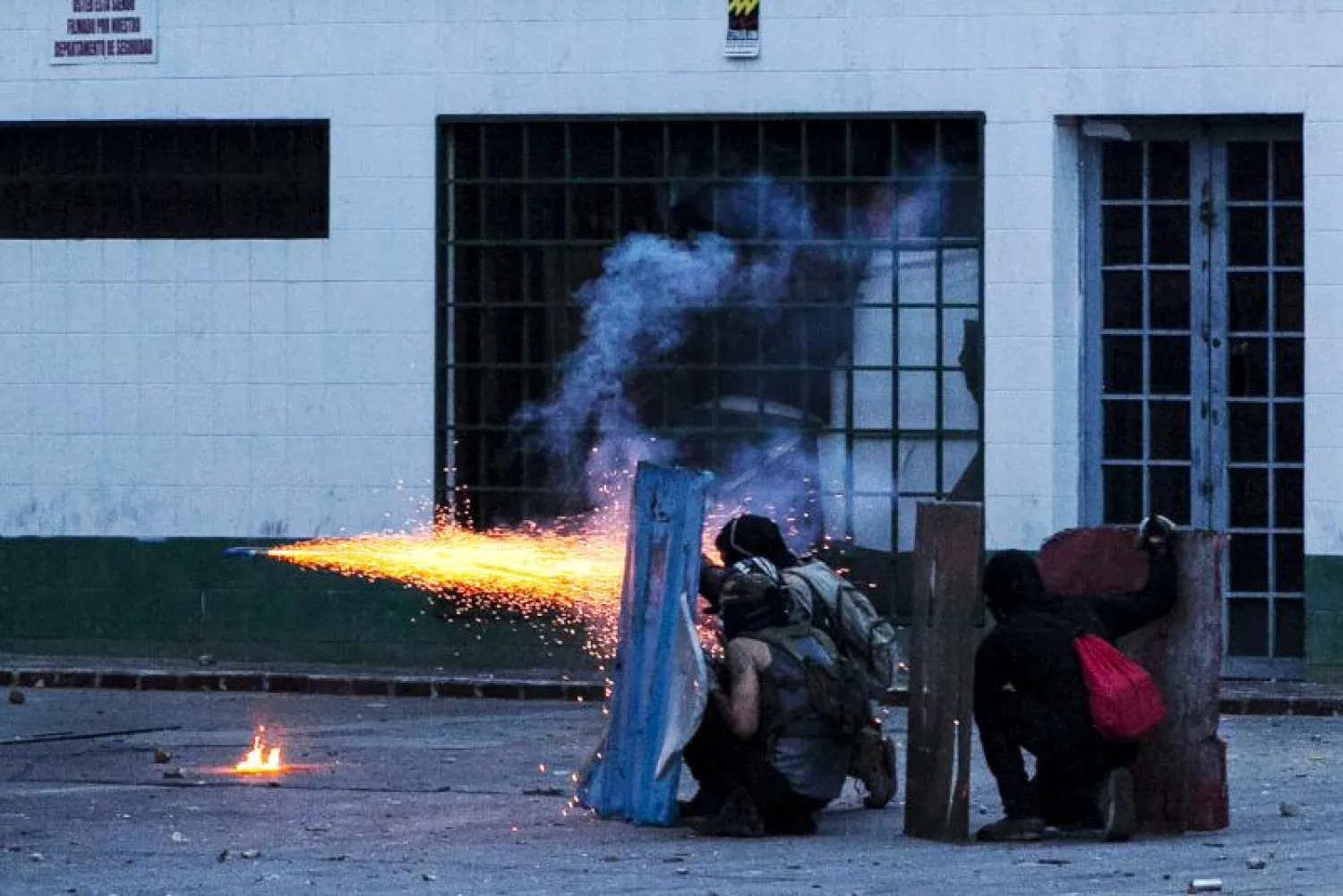 مواطنون يتظاهرون ضد الحكومة الفنزويلية في باركيسيميتو (إ.ب.أ)