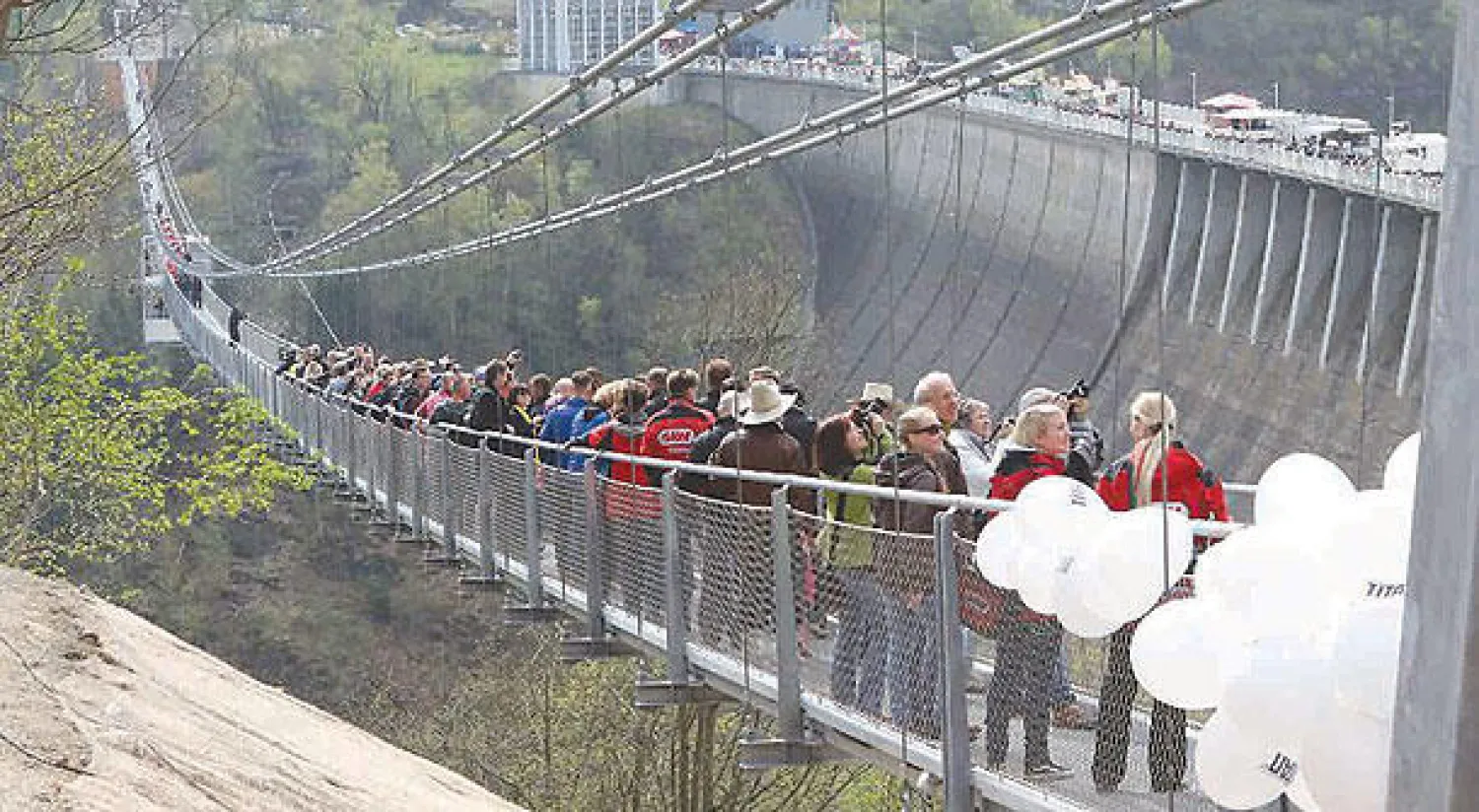 سياح يعبرون جسر «تيتان-ر ت» ويلتقطون صورا