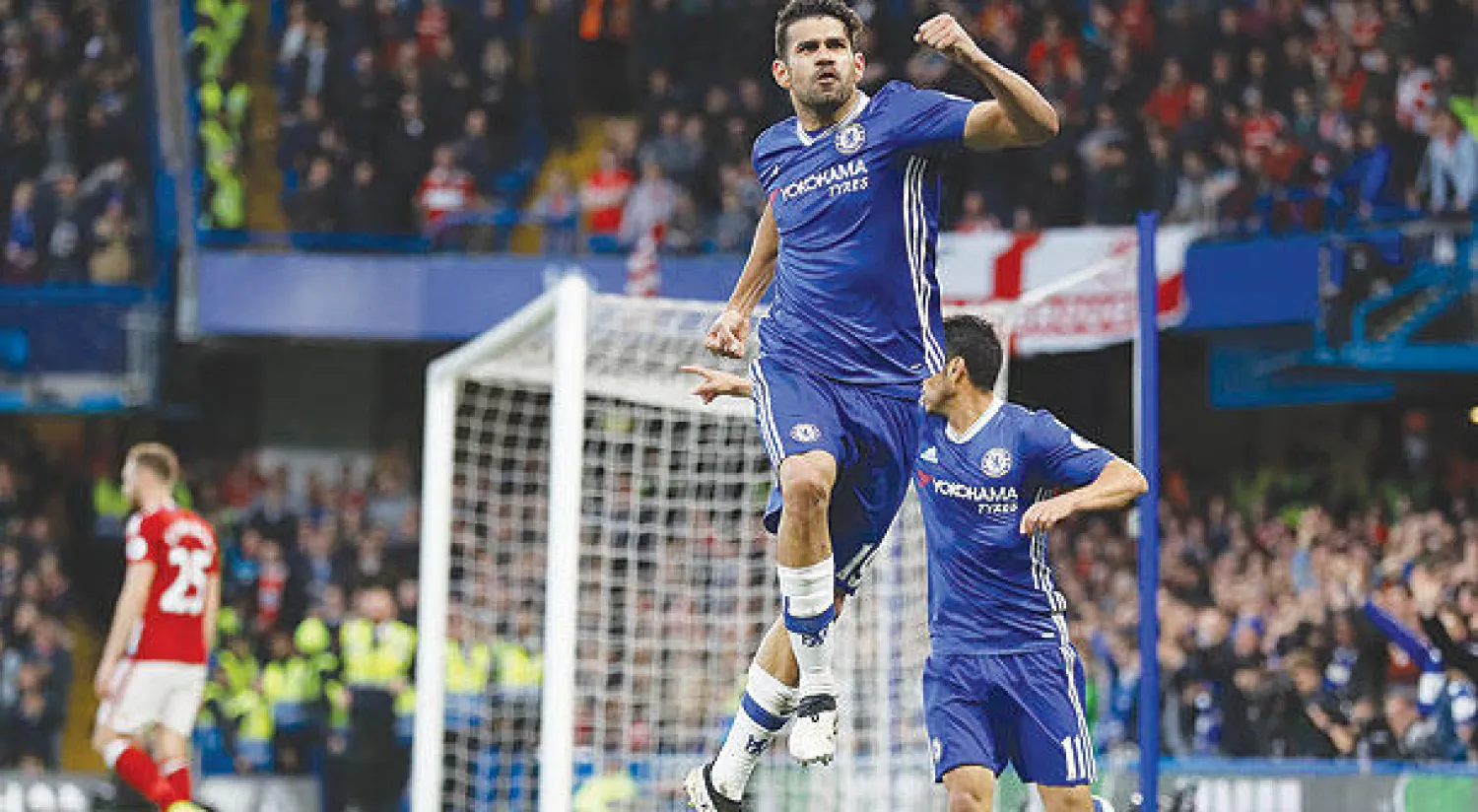 كوستا مهاجم تشيلسي يحتفل بهدفه في مرمى ميدلزبره (أ.ب)