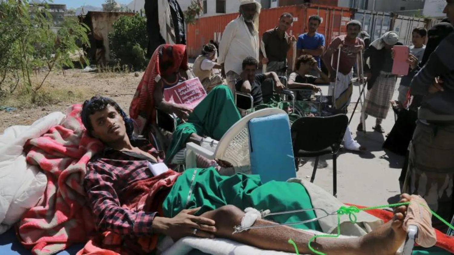 مصابون تجمعوا في ساحة مستشفى الثورة بتعز احتجاجاً على الحصار الحوثي (رويترز)