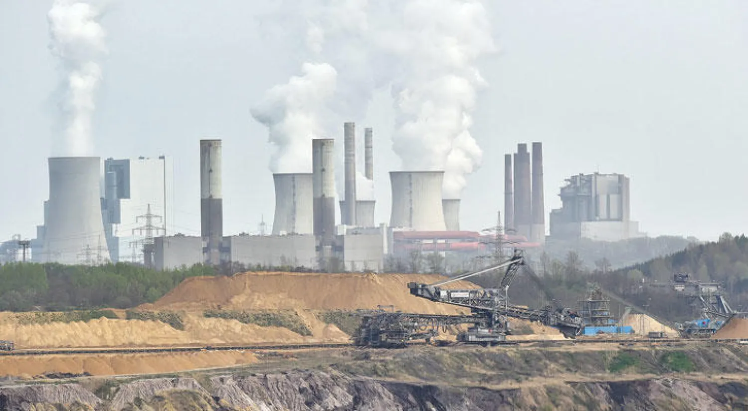 الانسحاب الأميركي من الاتفاق من شأنه أن يُهدد بشكل خطير الجهود العالمية للحد من انبعاثات الغازات المسؤولة وفقاً لمعظم الخبراء عن التغيير الخطير في المناخ (أ.ب)