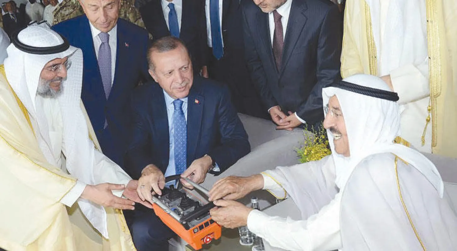 أمير الكويت والرئيس التركي خلال تدشينهما بدء أعمال توسعة مطار الكويت الدولي أمس («الشرق الأوسط»)