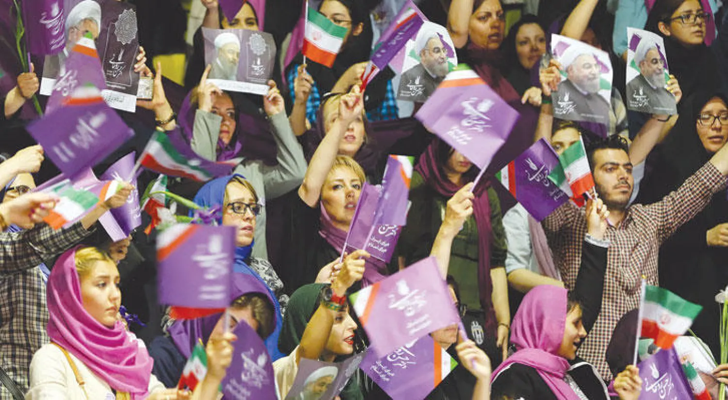 أنصار روحاني أثناء إلقائه خطابا انتخابيا في ملعب شيرودي وسط طهران أمس (إ.ب.أ)