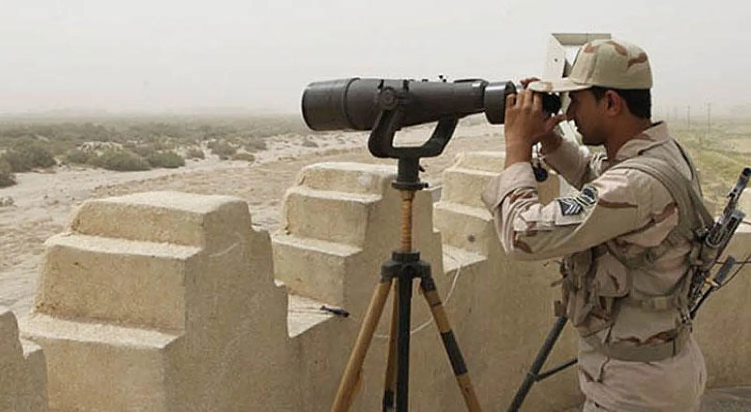 جندي إيراني يراقب الحدود بين بلاده وباكستان في جنوب شرقي البلاد (أ.ف.ب)