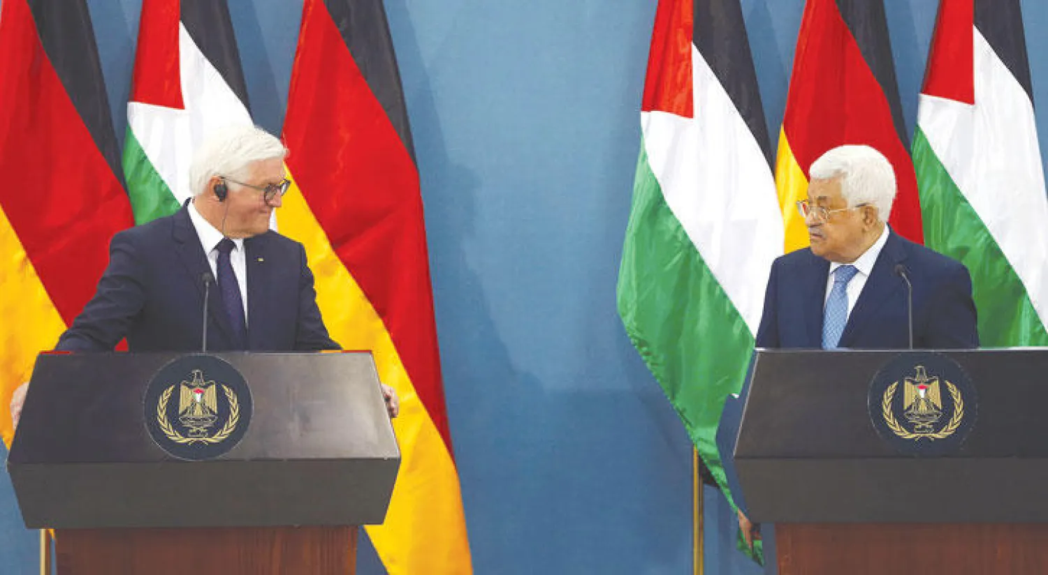 عباس خلال مؤتمر صحافي مشترك مع شتانماير في رام الله أمس (رويترز)