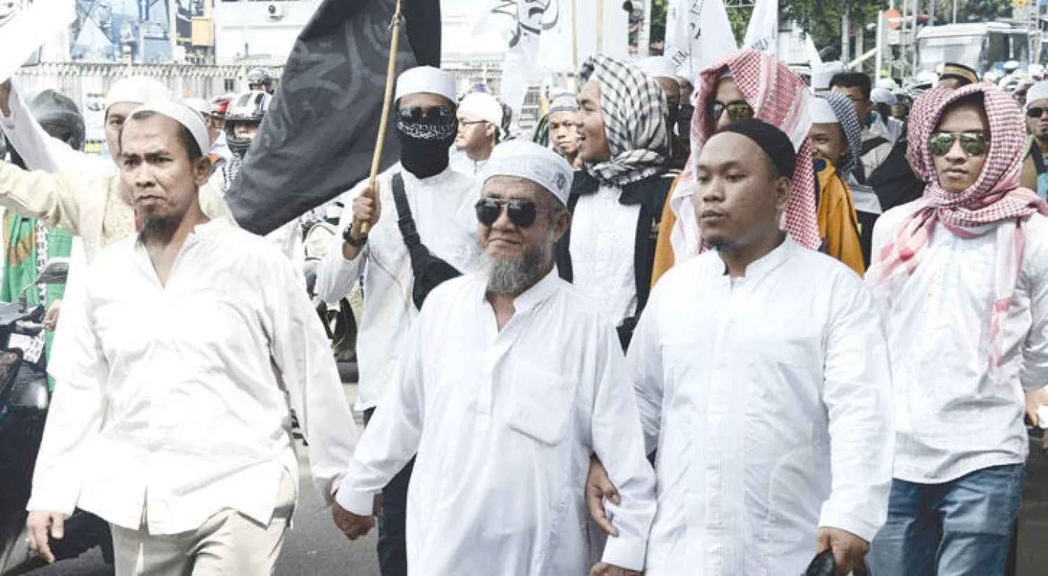 متشددون خلال مظاهرة ضد حاكم جاكارتا المنتهية ولايته باسوكي بورناما (واشنطن بوست)