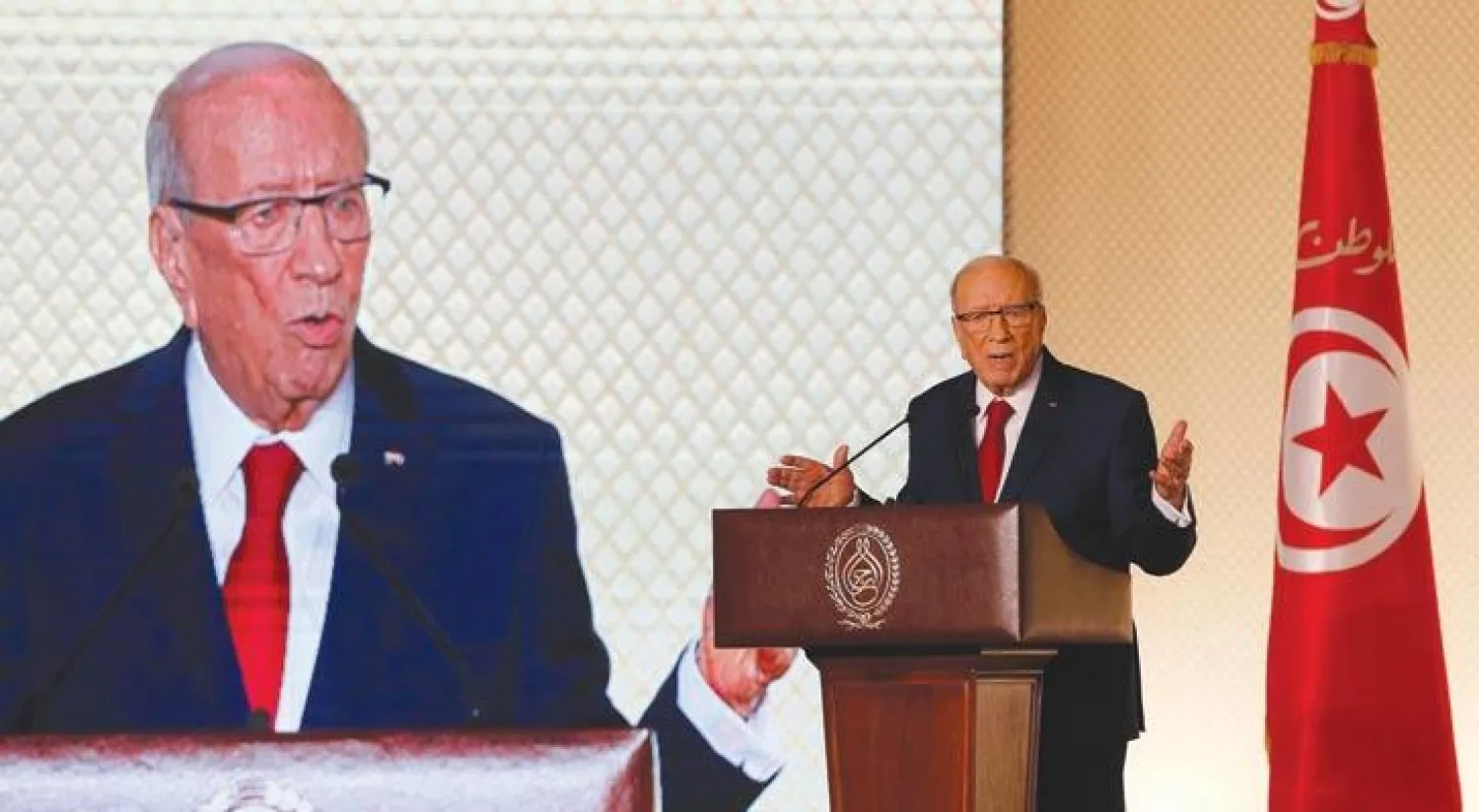 الرئيس السبسي في خطابه الذي وجهه للتونسيين من قصر المؤتمرات وسط العاصمة أمس (إ.ب.أ)