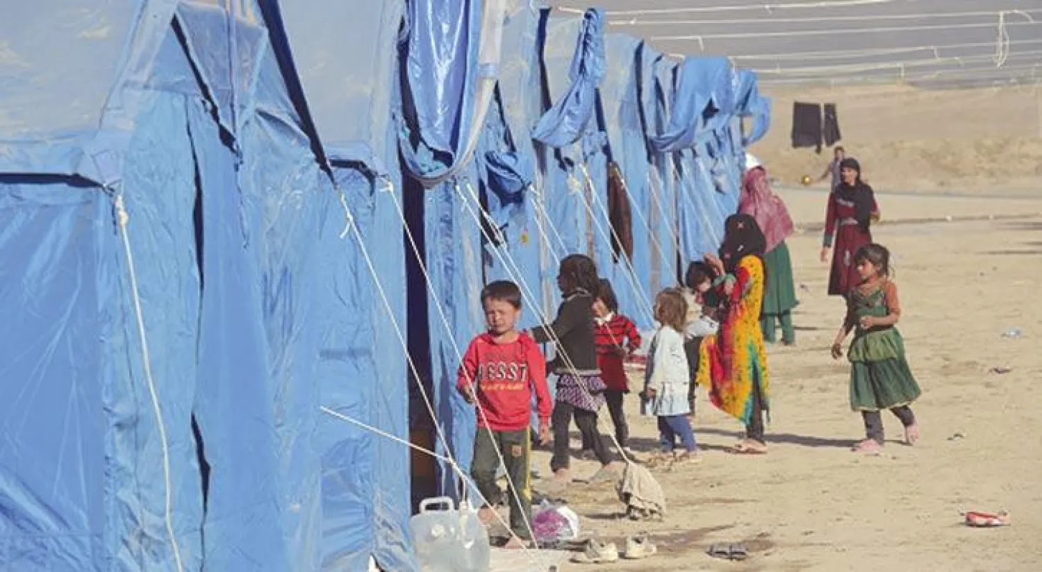 صورة ارشيفية لنازحين من قندوز اضطروا إلى الفرار جراء المعارك بين القوات الأفغانية وعناصر طالبان (غيتي)