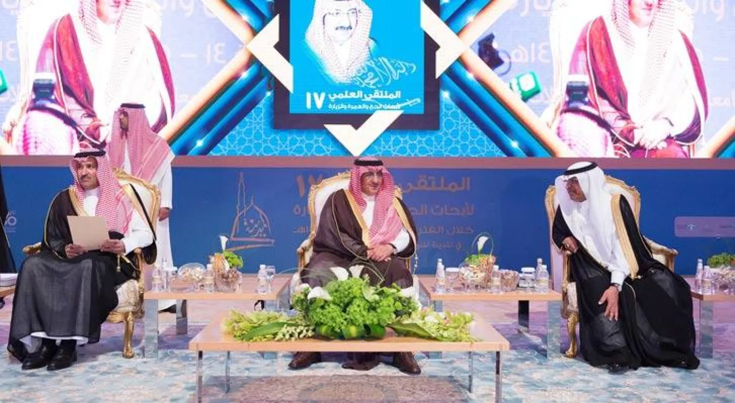 الأمير محمد بن نايف خلال افتتاحه ملتقى الحج والعمرة أمس وبجانبه الأمير فيصل بن سلمان أمير منطقة المدينة المنورة (واس)