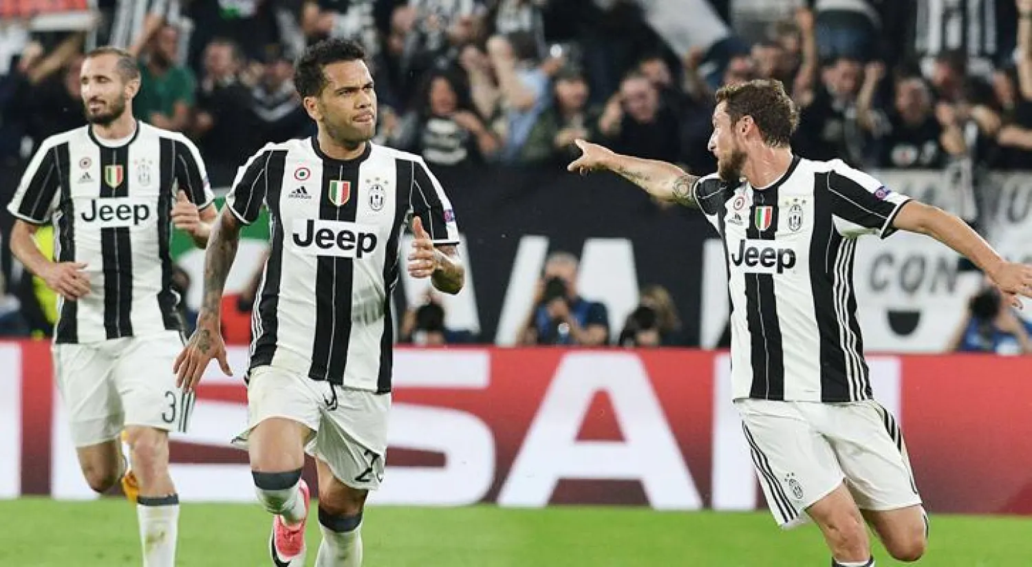 البرازيلي داني ألفيس (وسط) يحتفل مع زملائه بالفريق بعد تسجيله الهدف الثاني في شباك موناكو (إ.ب.أ)