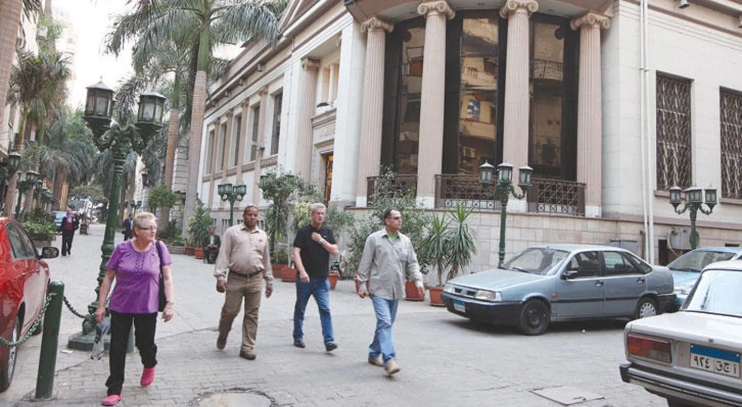 يعاني المستهلكون من الارتفاع الكبير في الأسعار منذ أن قررت الحكومة المصرية في نوفمبر الماضي، تحرير سعر صرف العملة  (أ.ف.ب)