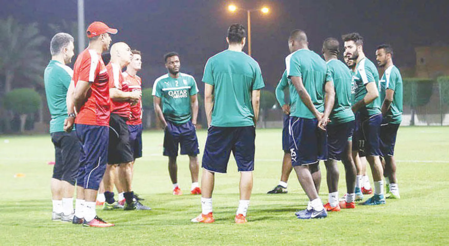 غروس خلال حديثه مع لاعبي الأهلي (المركز الإعلامي بالنادي الأهلي)