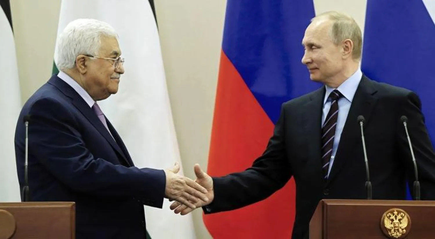 بوتين مصافحاً عباس عقب محادثاتهما في مدينة سوتشي أمس (رويترز)