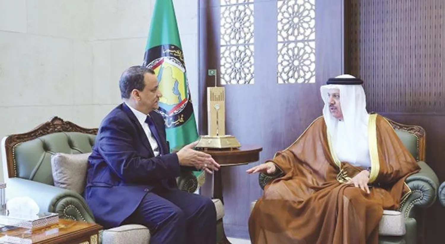 الزياني لدى لقائه ولد الشيخ في الرياض أمس («الشرق الأوسط»)