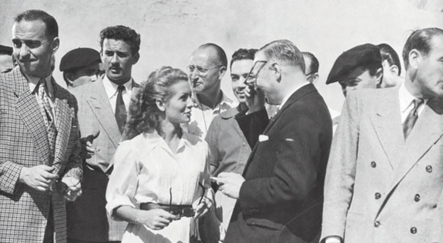 الممثلة جوزيت داي تقدم فيلم «الجميلة والوحش» في الدورة الأولى من مهرجان «كان» السينمائي عام 1946 (غيتي)