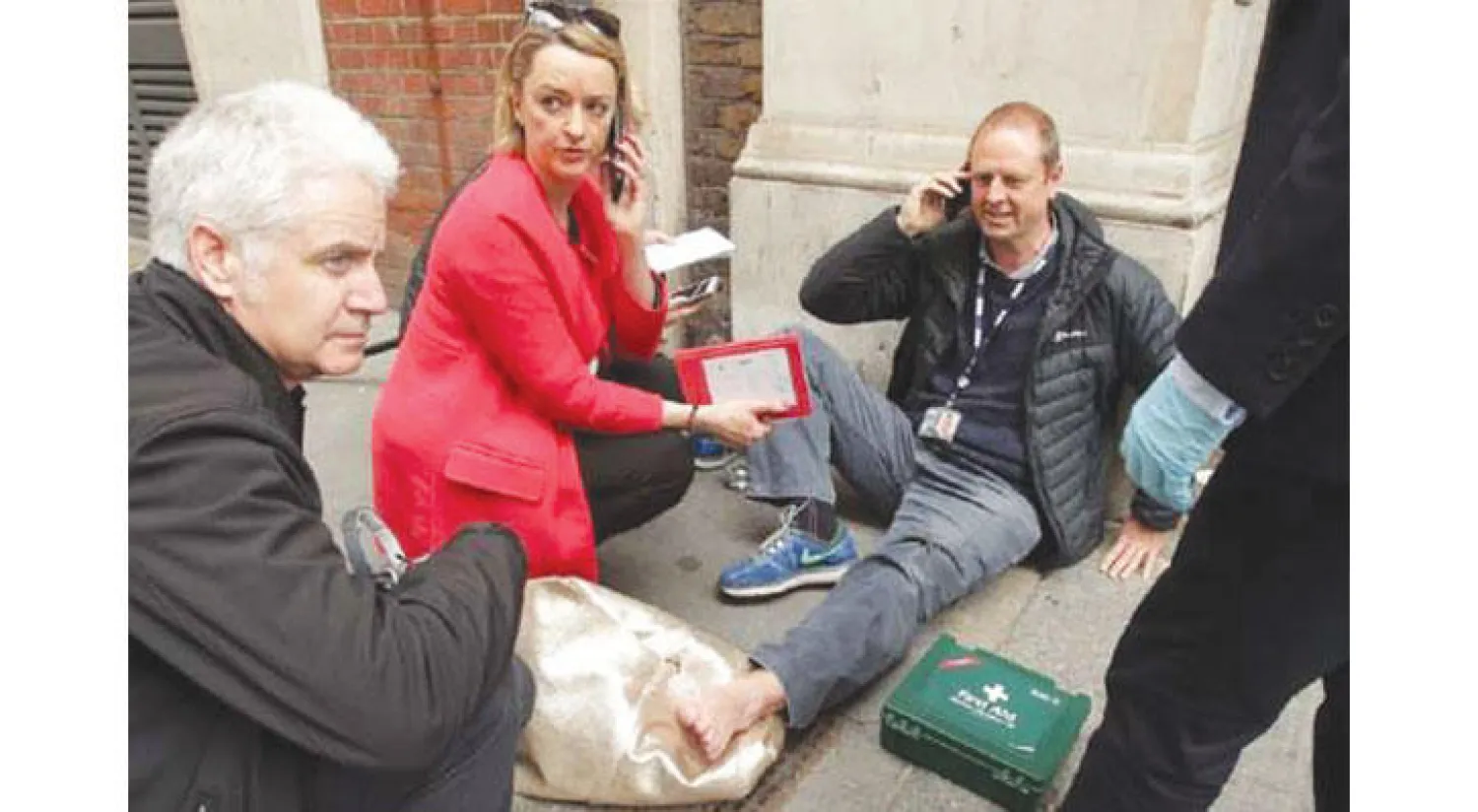 المصور جيلس وولتورتون يتلقى علاجاً