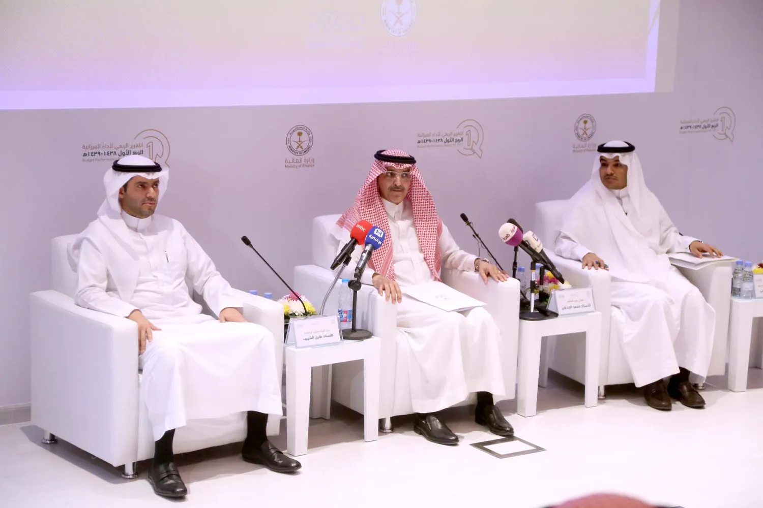 وزير المالية السعودي اثناء المؤتمر الصحافي (الشرق الأوسط)