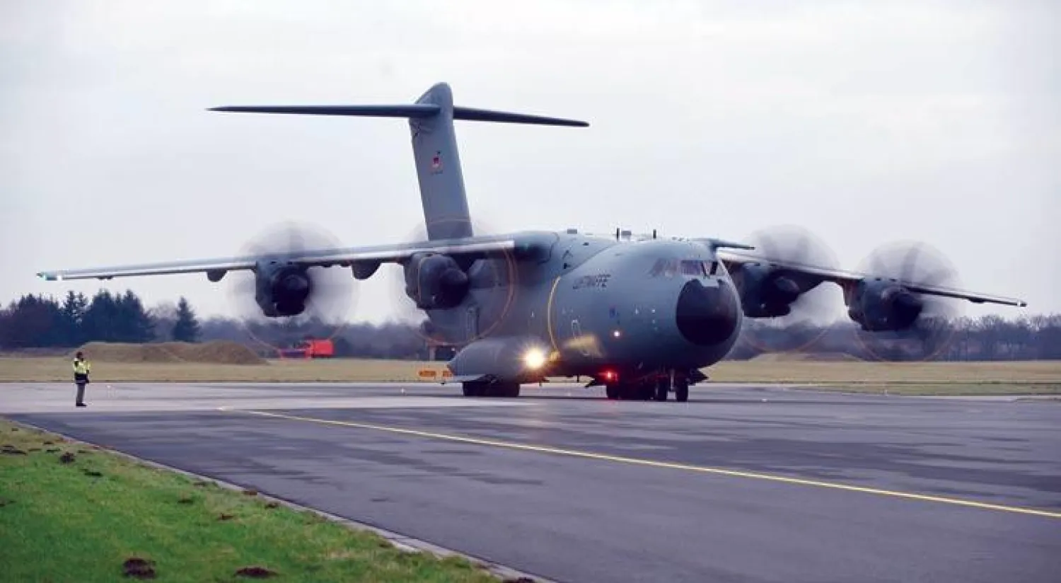 صورة لطائرة ناقلة للجنود تقلع من قاعدة عسكرية في شمال ألمانيا (أ.ف.ب)