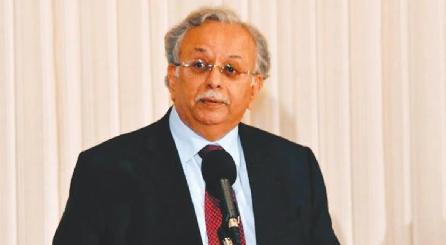 السفير المعلمي لدى إلقائه كلمة بندوة مكافحة الإرهاب في واشنطن (واس)