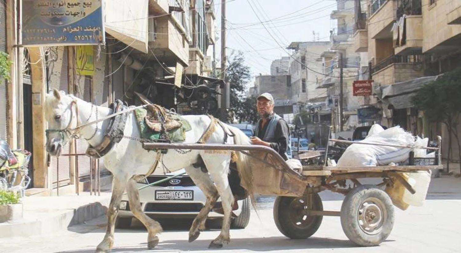 سوري مع حنطوره في أحد شوارع معرة النعمان شمال إدلب (أ.ف.ب)