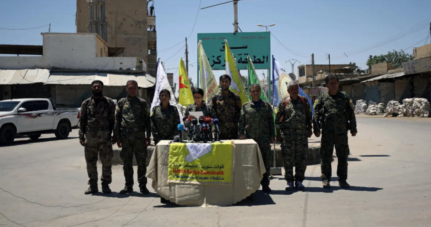قوات سوريا الديمقراطية خلال مؤتمر صحافي في مدينة الطبقة (رويترز)