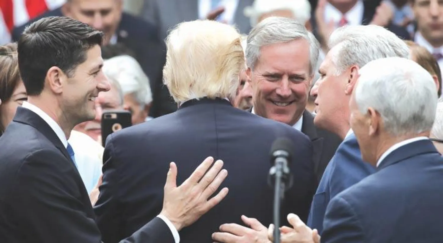 الرئيس الأميركي محاطاً بأعضاء من الحزب الجمهوري (بول ريان رئيس مجلس النواب - يسار) بعد أن صادق مجلس النواب على قانون التشريع الصحي (رويترز)