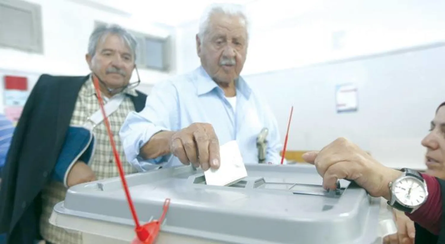 فلسطيني يدلي بصوته في الانتخابات المحلية التي جرت في الضفة الغربية أمس (إ.ب.أ)