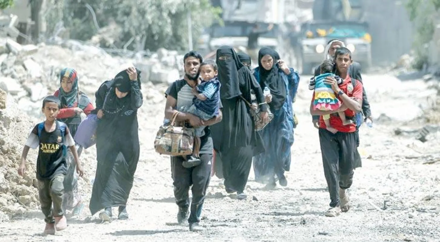 مدنيون يفرون من معارك غرب الموصل أمس (أ.ف.ب)