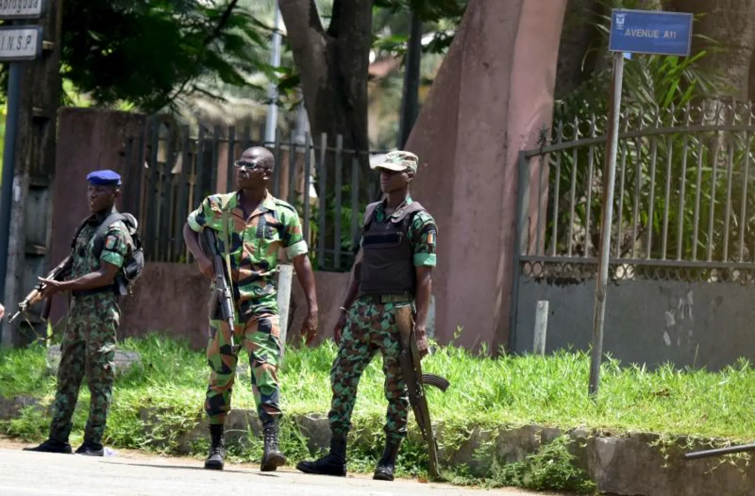 جنود متمردون خارج مقر جيش ساحل العاج في أبيدجان (أ.ف.ب)