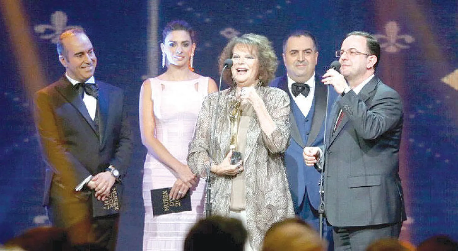 الممثلة الإيطالية كلوديا كاردينالي ضيفة الشرف وإلى جانبيها منظما الحفل الطبيبان فادي وزاهي حلو