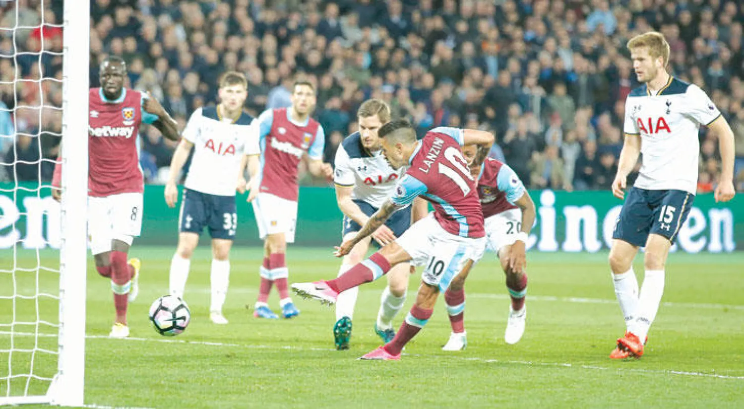 لانزيني لاعب وستهام أسهم بهدفه في إنهاء حلم توتنهام بلقب الدوري (رويترز)