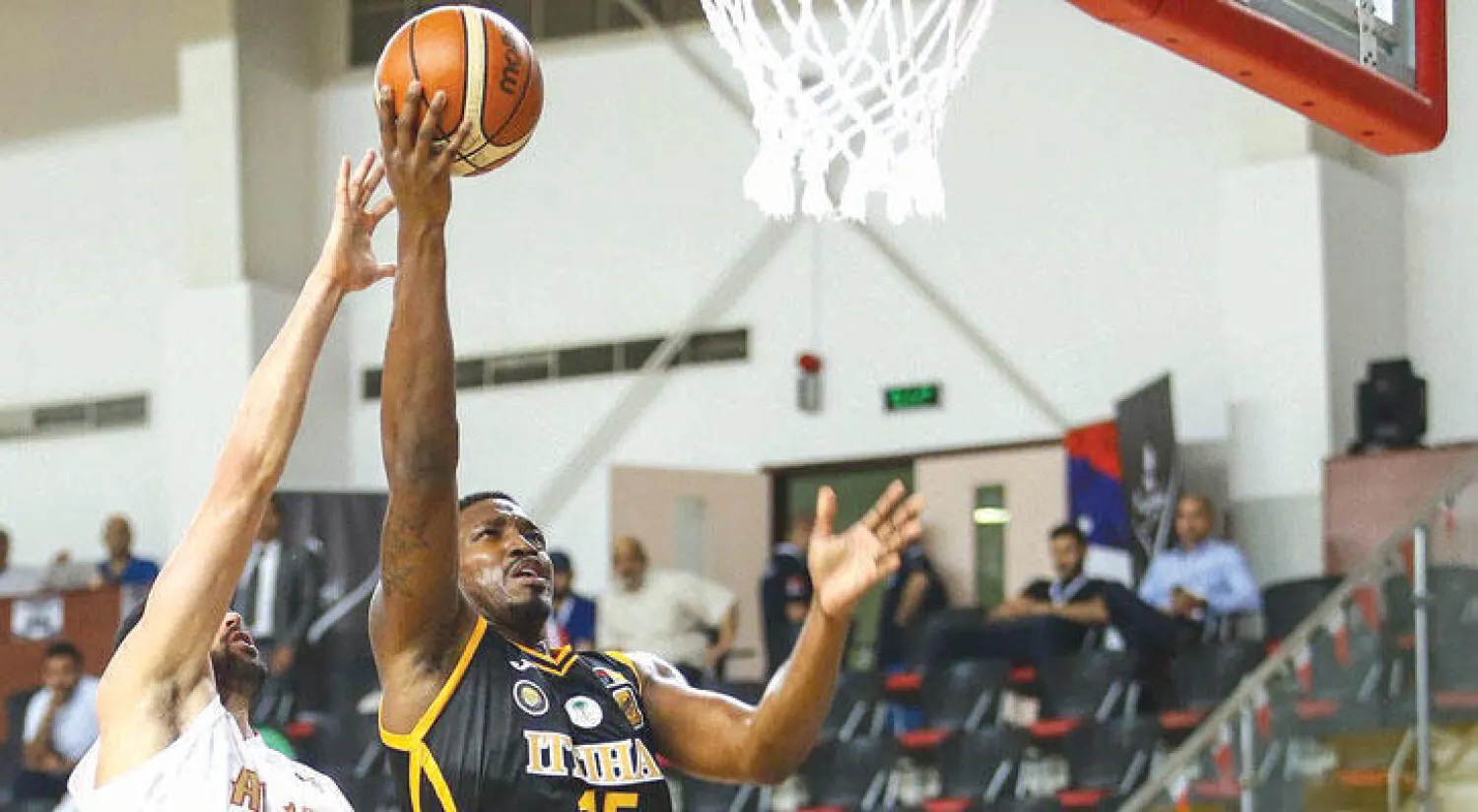 من مباراة الاتحاد أمس في البطولة الخليجية أمام الأهلي البحريني  («الشرق الأوسط»)