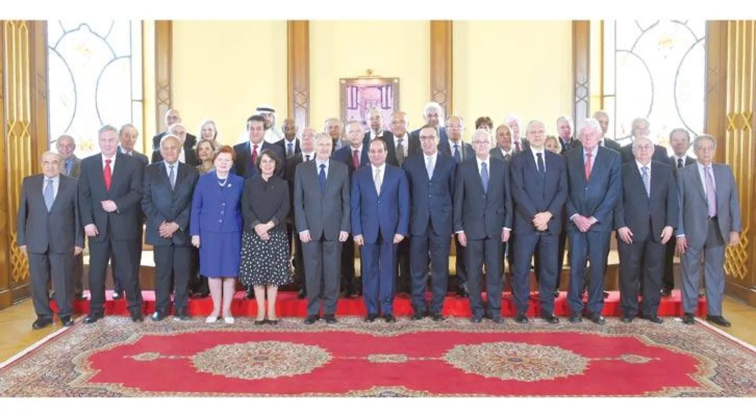 الرئيس السيسي مع مجلس أمناء هيئة مكتبة الإسكندرية أمس («الشرق الأوسط»)