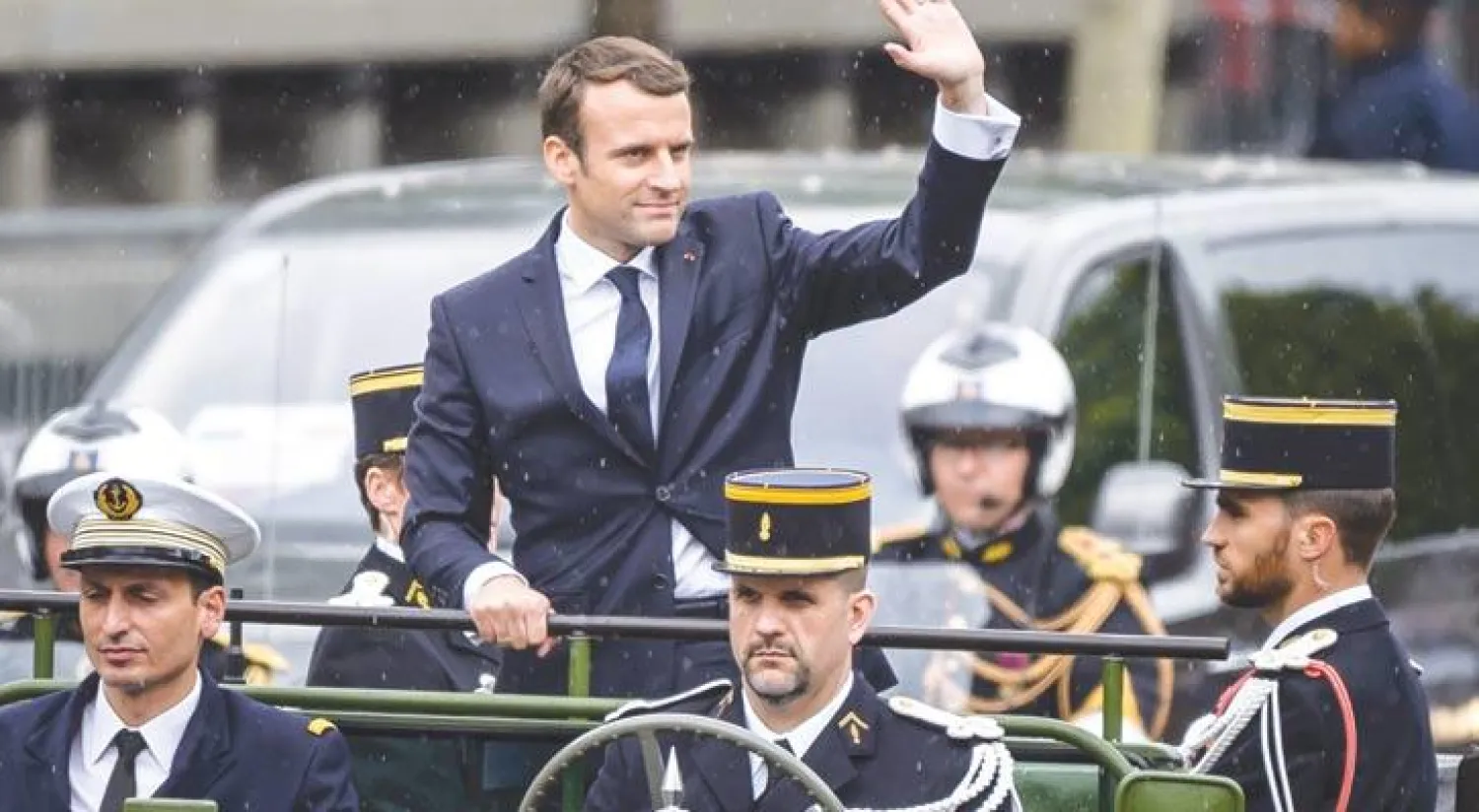 ماكرون خلال تنقله لوضع إكليل من الزهور على قبر الجندي المجهول في قوس النصر إثر حفل تنصيبه بباريس أمس (إ.ب.أ)