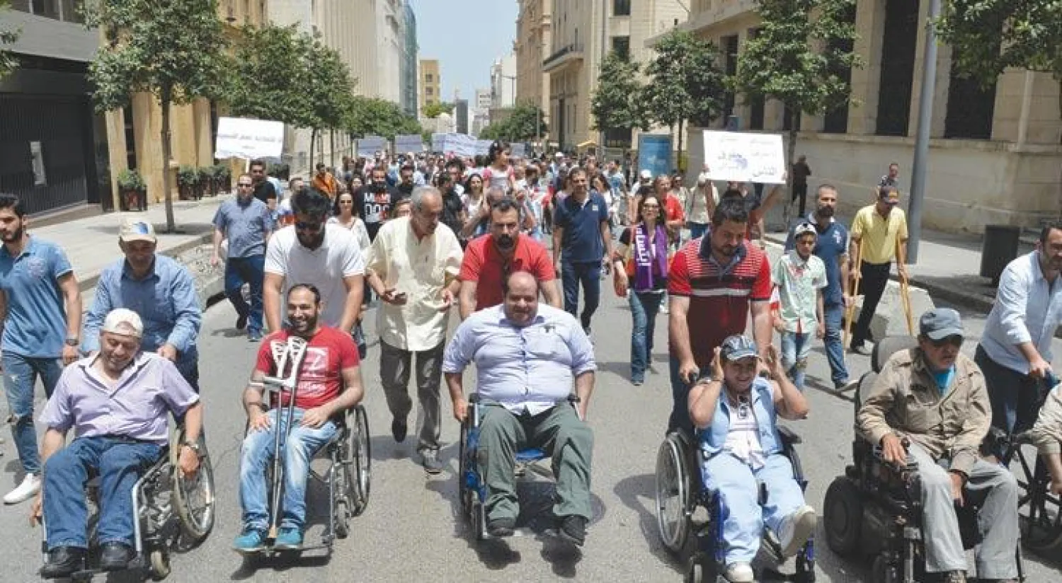 أفراد من ذوي الاحتياجات الخاصة شاركوا في مظاهرات وسط بيروت أمس مطالبين بانتخابات برلمانية جديدة (إ.ب.أ)