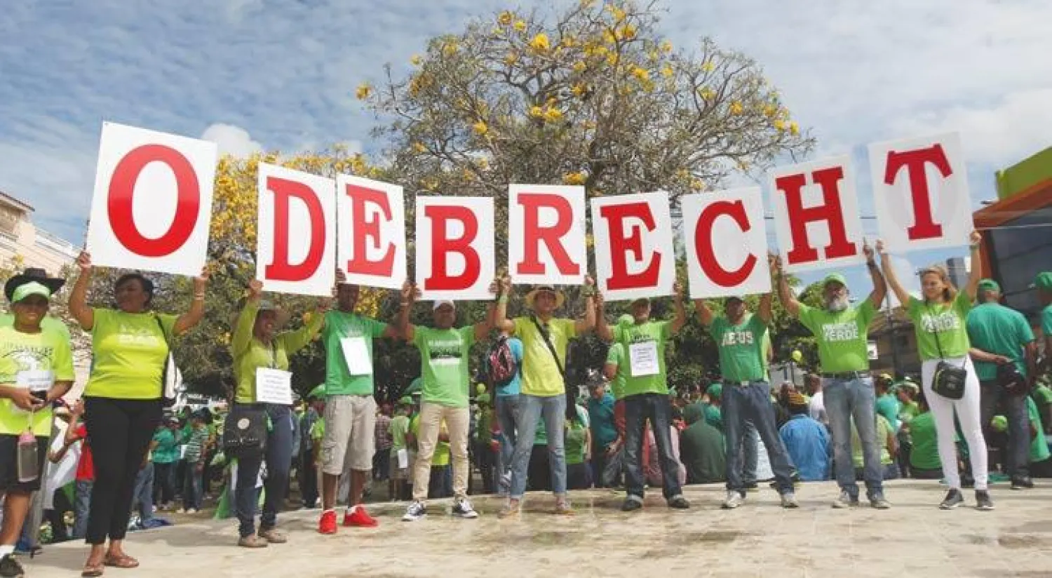 متظاهرون في جمهورية الدومينيكان يحتجون على عمل شركة «أوديبريشت» البرازيلية (رويترز)