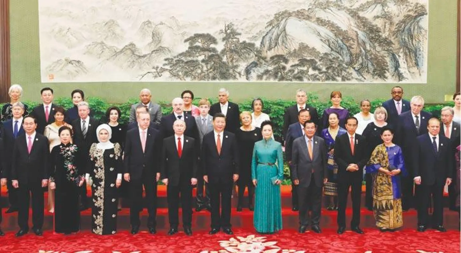 الرئيس الصيني في صورة جماعية مع الرؤساء ومديري المنظمات في قمة بكين أمس (أ.ف.ب)