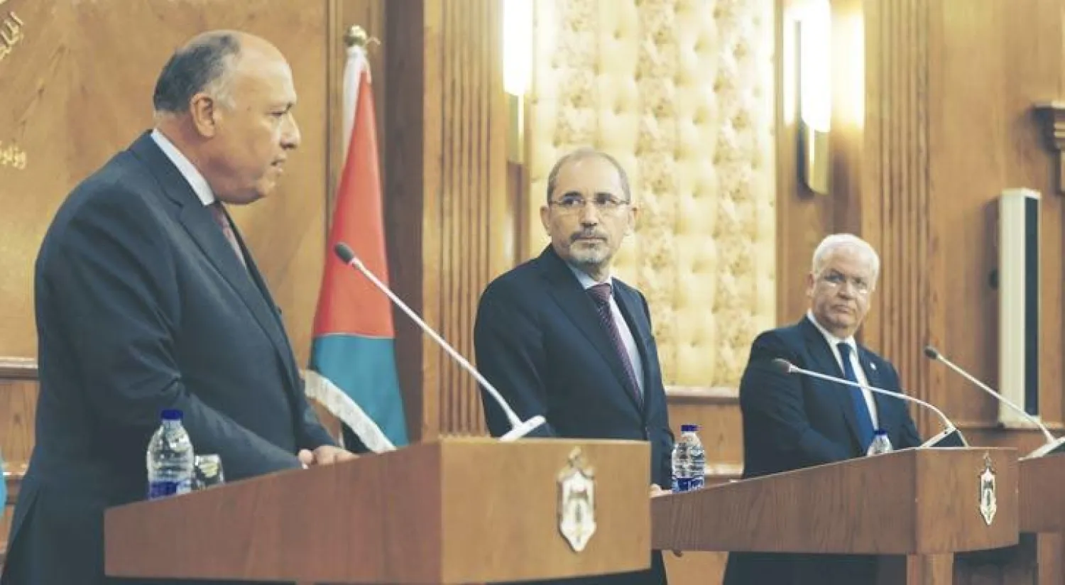 أمين الصفدي وسامح شكري وصائب عريقات في المؤتمر الصحافي المشترك بعمان أمس (رويترز)