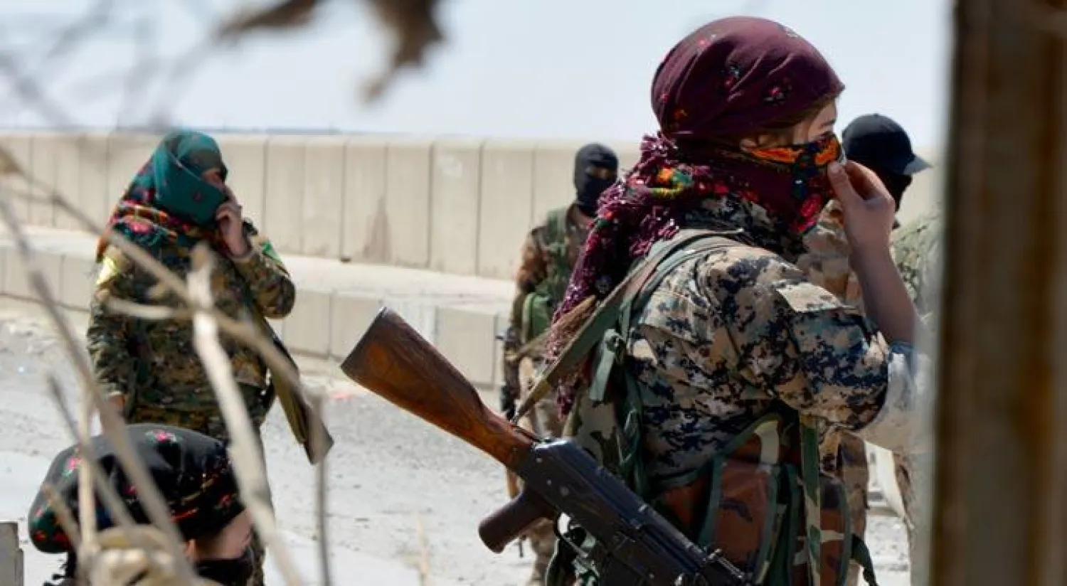 عناصر نسائية في «قوات سوريا الديمقراطية» المدعومة أميركياً قرب سد الفرات داخل مدينة الطبقة (إ ب أ)