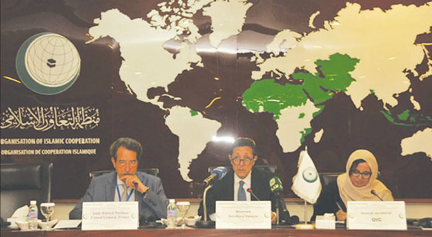 هشام يوسف ملقيا كلمة الأمين العام في مقر أمانة منظمة التعاون الإسلامي في جدة أمس («الشرق الأوسط»)